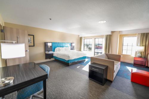 Hampton Inn St Augustine US1 North في سانت أوغيستين: غرفه فندقيه بسرير واريكه