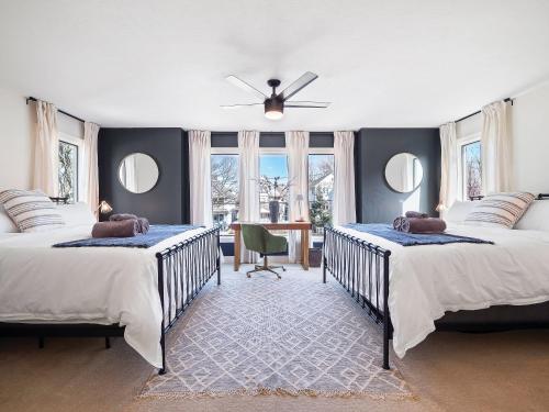 um quarto com 2 camas e uma ventoinha de tecto em The Emerald Manor em Cleveland