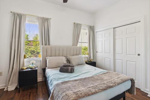 Postel nebo postele na pokoji v ubytování Newly Renovated Tremont Treasure I Cozy + Modern