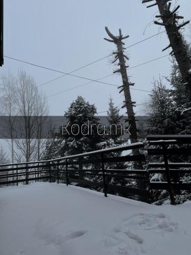 uma cerca coberta de neve ao lado de uma cerca em Kodra - Villa 71 em Tetovo