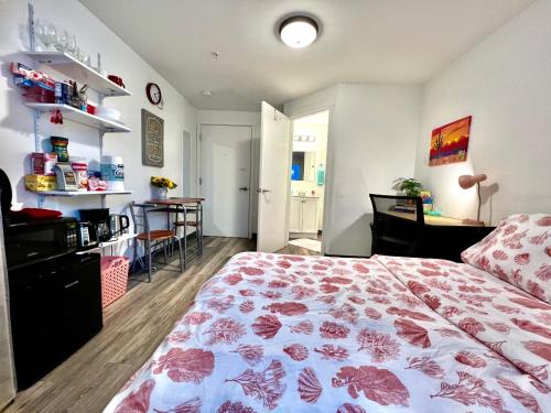 Apartment Studio 10 minutes walk to University of Washington في سياتل: غرفة نوم بسرير وطاولة ومكتب