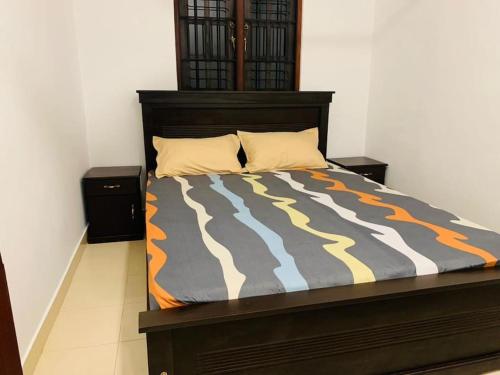 um quarto com uma cama com uma colcha com estampa de zebra em 3 bedroom apartment in Colombo. em Colombo