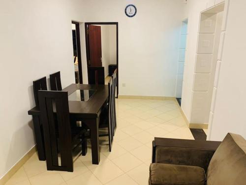 3 bedroom apartment in Colombo. في كولومبو: غرفة طعام مع طاولة وأريكة