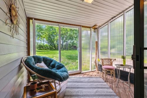 Χώρος καθιστικού στο CVNP & Chill I Movie Projector I Awesome Backyard