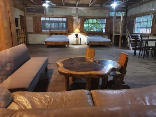 sala de estar con sofás, mesa y sofá en Rusteak Living Retreat in natural and peaceful setting in Canafistula, en Cañafístula