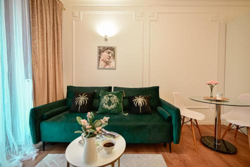 salon z zieloną kanapą i stołem w obiekcie BETTER PLACE Classical Warsaw w Warszawie