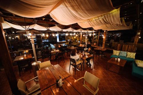 an overhead view of a restaurant with tables and chairs at Hotel Casa del Barranco in Cuenca