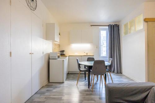 - une cuisine et une salle à manger avec une table et des chaises dans l'établissement LE STUDIO DE L'ILE, à Nantes
