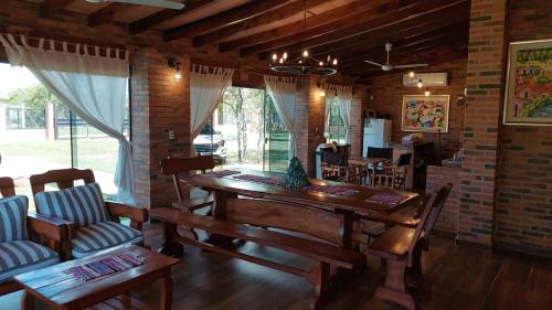 a dining room with a wooden table and chairs at Lugar de descanso ideal, Paraiso al lago, Ypacarai - Central in Ypacarai