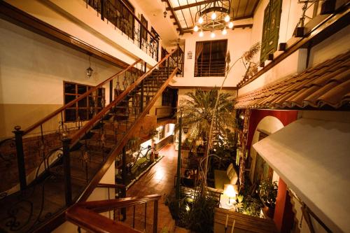 - une vue de tête sur un bâtiment avec des escaliers et des plantes dans l'établissement Hotel Casa del Barranco, à Cuenca