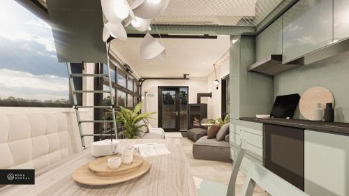 eine Küche und ein Wohnzimmer mit einem Tisch in der Unterkunft MiniBora Le marin - Cantons-de-l'Est in Bury