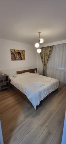 a bedroom with a large white bed in a room at Urban Retreat Central - One bedroom apartment in Piteşti