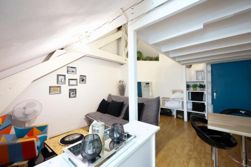 a living room with a couch and a table at Le rocher de l'Ile in Nantes