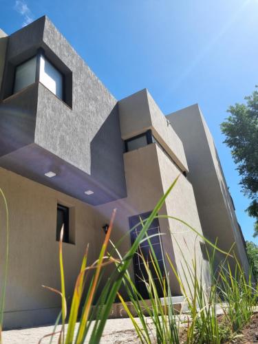 a house with a modern design at Aires de las Sierras in Sierra de la Ventana