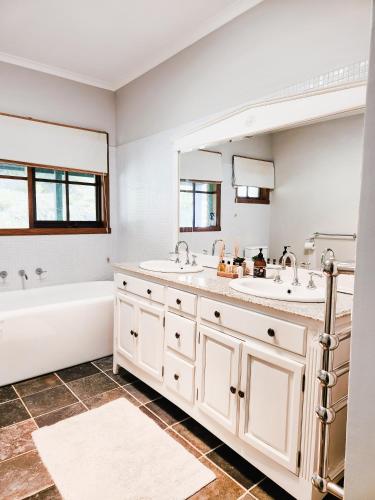 Koupelna v ubytování Savvanah Farmstay family friendly home with stunning views and spa