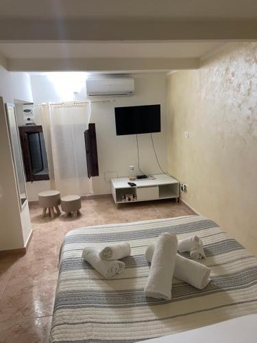 ein Hotelzimmer mit einem Bett mit Handtüchern darauf in der Unterkunft Mini appartamento” La Casetta” in Cosenza