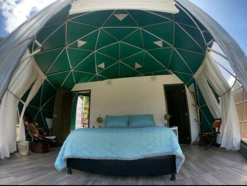 - une chambre avec un lit dans une tente dans l'établissement Hermosa Finca El Porvenir, à Tibasosa