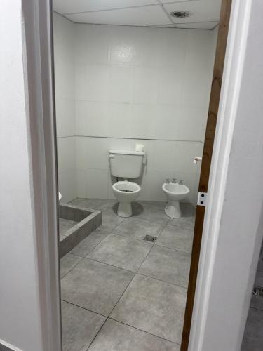a bathroom with a toilet and a sink at Alojamiento amoblado in Perico