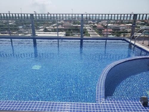 伯利茲城的住宿－Golden Tree Hotel Belize，蓝色海水大型游泳池