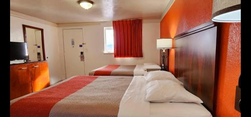 Cette chambre comprend deux lits et une télévision. dans l'établissement Motel 6-Canon City, CO 719-458-1216, à Canon City