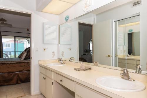 łazienka z 2 umywalkami i dużym lustrem w obiekcie Bridgeport Condo 211 w mieście Bradenton Beach