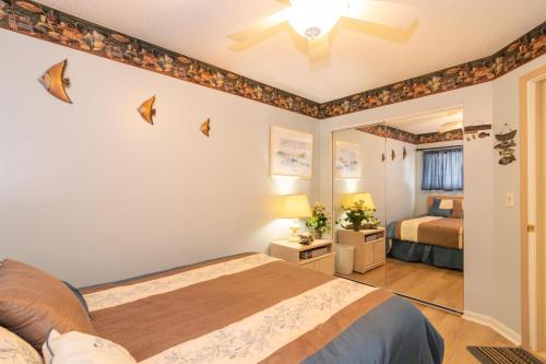 sypialnia z 2 łóżkami i lustrem w obiekcie Bridgeport Condo 211 w mieście Bradenton Beach
