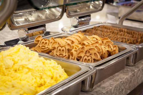 a buffet of food in trays on a counter at Courtyard by Marriott Orlando Lake Buena Vista in the Marriott Village in Orlando