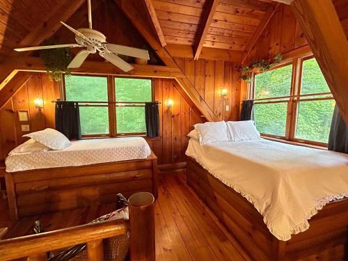 En eller flere senger på et rom på Ocoee Cabin Beautiful Cabin On The River's Edge
