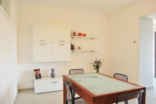 eine weiße Küche mit einem Tisch und Stühlen in der Unterkunft La Quiete degli Dei in Agerola