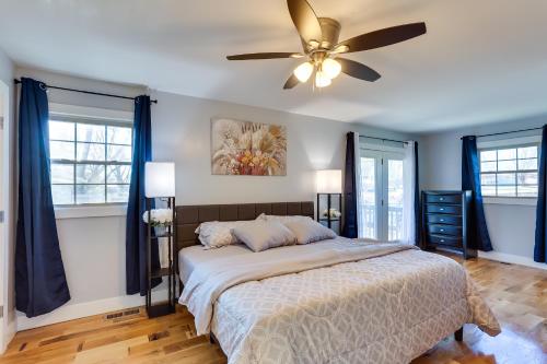 - une chambre avec un lit et un ventilateur de plafond dans l'établissement Jeffersonville Home Walk to Ohio River Boat Ramp, à Jeffersonville
