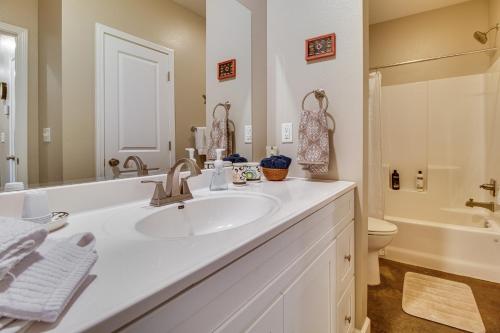 Bull ShoalsにあるCozy Bull Shoals Condo Getaway about 1 Mi to Lake!の洗面台とトイレを備えた白いバスルーム