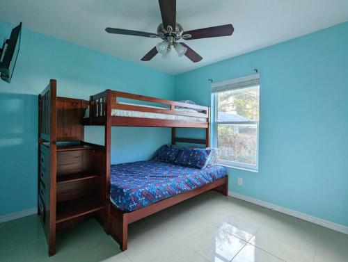 - une chambre avec des lits superposés et un ventilateur de plafond dans l'établissement Mint Home of Siesta Key's 3/2 & Serene Patio!, à Sarasota