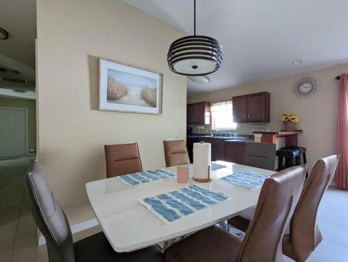 Dapur atau dapur kecil di 3Bed & 2Bath Property Couple minutes from Siesta Key Beach & Downtown Sarasota