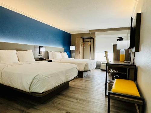 Habitación de hotel con 2 camas y TV en Comfort Inn & Suites Houston I-10 West Energy Corridor, en Houston
