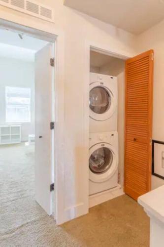 a laundry room with a washer and dryer in it at Nawlins vibe with rooftop verandah near Riverwalk and downtown in Tampa