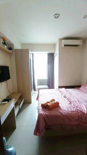 a hotel room with a bed and a window at Transit 3jam Apartemen Grand Kamala lagoon bekasi in Pekayon Satu