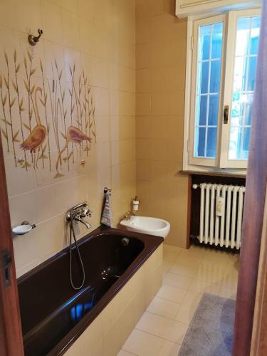 a bathroom with a bath tub and a sink at LA CASA DI GIM in Lugo