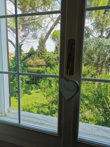a door with a heart hanging on a window at LA CASA DI GIM in Lugo