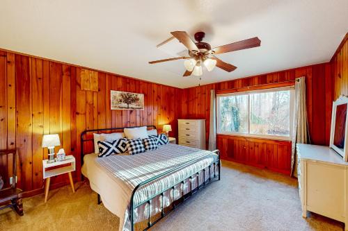 Lova arba lovos apgyvendinimo įstaigoje Tumbling Leaf Cabin