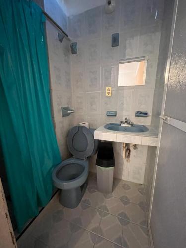 A bathroom at Hotel El almirante