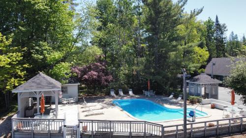 Bazén v ubytování Traverse Bay Inn nebo v jeho okolí