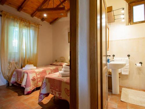 een slaapkamer met 2 bedden en een wastafel in een kamer bij BeB Il Poderino Family Room in Dicomano