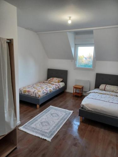 une chambre avec deux lits et une fenêtre dans l'établissement Maison neuf pour 4 personnes 85m2, à Montlouis-sur-Loire