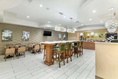 a dining room with a table and some chairs at Best Western Plus New Englander in Woburn