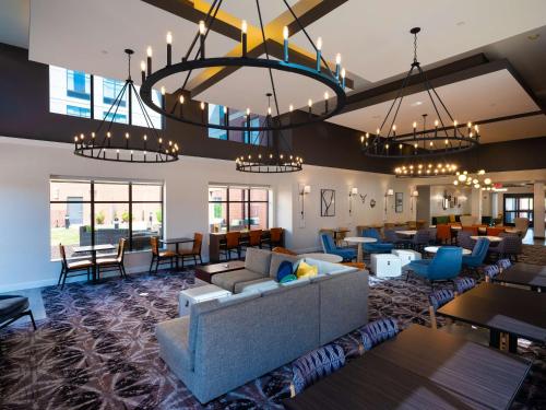 ein großes Wohnzimmer mit Sofas und Tischen in der Unterkunft Homewood Suites by Hilton Joplin in Joplin