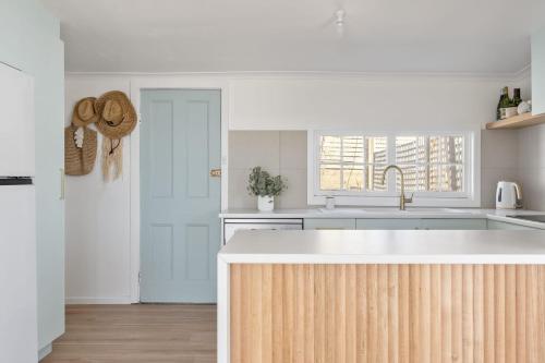 een keuken met een wastafel en een aanrecht bij Shore to Adore: Ocean Views & WiFi in Lulworth