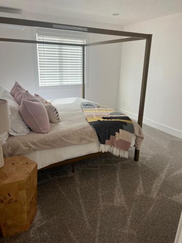 a bedroom with a bed with a wooden frame at Sierra del feugo in Ivins