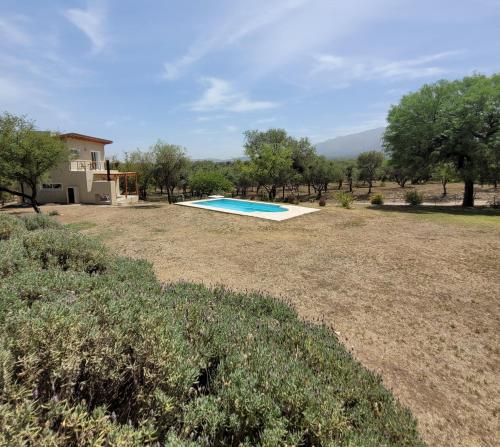 un gran patio con piscina frente a una casa en Arcobaleno Casas Serranas en San Javier