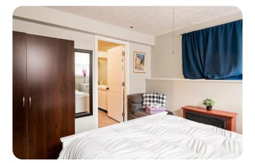 een slaapkamer met een bed en een blauw gordijn bij Hidden Gem near Downtown Frederick and shopping in Frederick