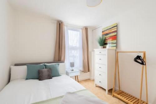 Tempat tidur dalam kamar di Cosy 2-bedroom house in Croydon